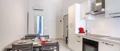 Kühlschrank, Ofen, Herdplatte, Wasserkocher mit Kaffee-/Teezubehör