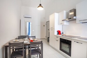 Fridge, oven, stovetop, coffee/tea maker