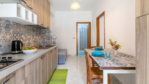 Fridge, oven, stovetop, cookware/dishes/utensils - Villa Malfitano & Station Lolli Cozy APT (Palermo)