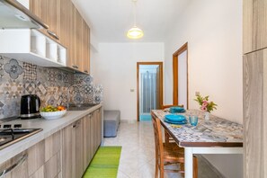Fridge, oven, stovetop, cookware/dishes/utensils