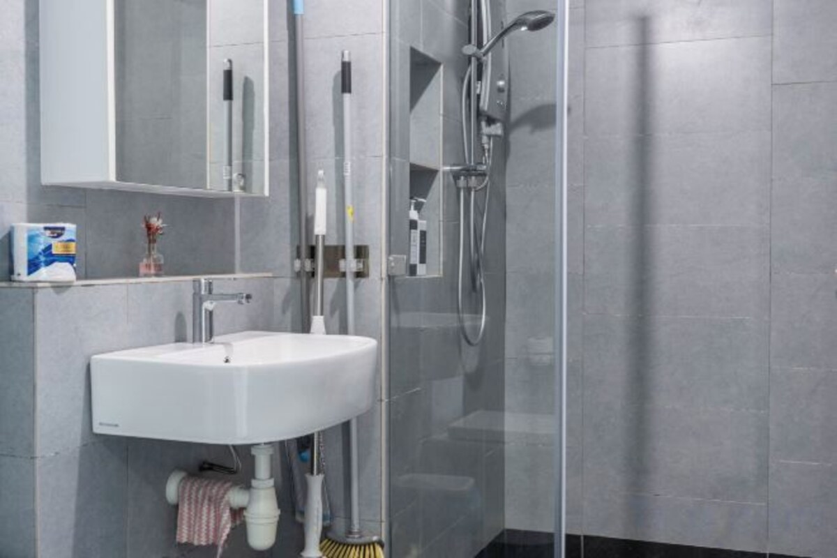 Bathroom | Shower, rainfall showerhead, free toiletries, hair dryer