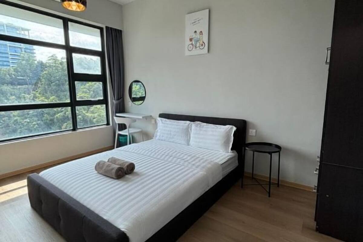 2 kamar tidur, tirai kedap cahaya, dan setrika/meja setrika