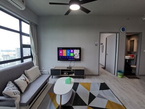 Departamento estándar | Área de sala de estar | Televisión LCD de 40 pulgadas con canales vía satélite y televisión