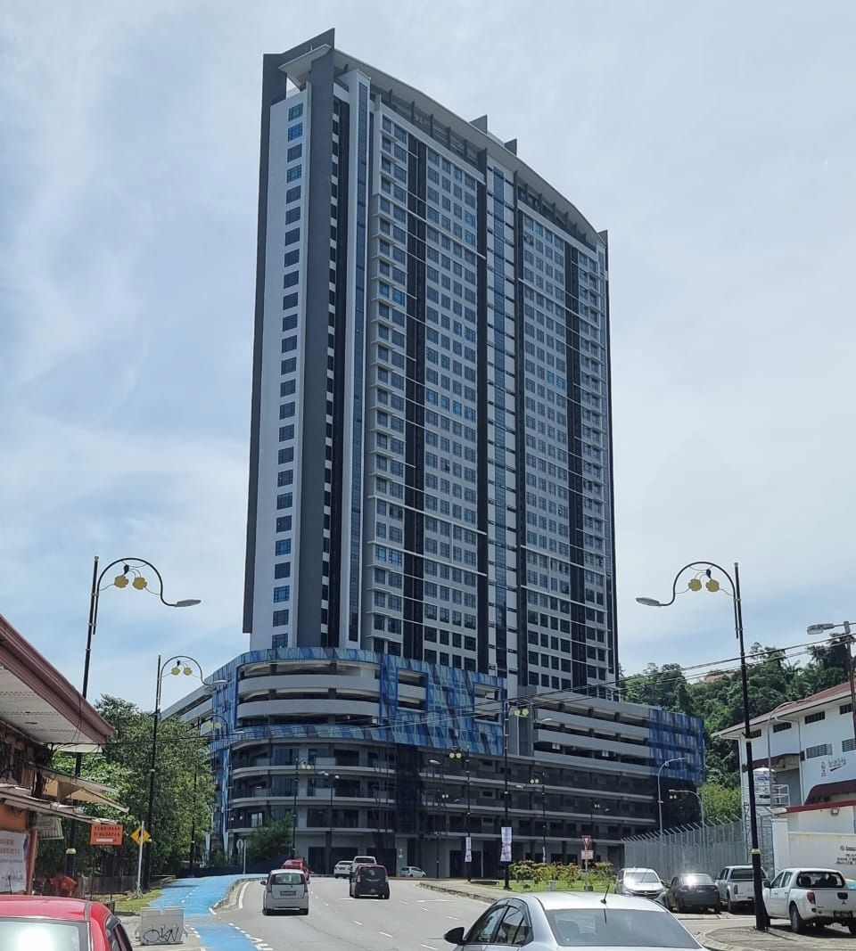 Un edificio alto y moderno con base curva y varios pisos.