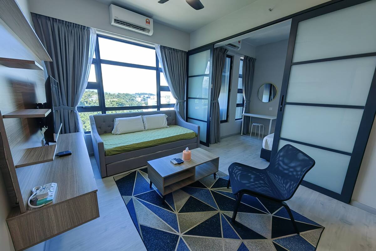 Apartemen Standar | Area keluarga | Televisi LCD 40-inci dengan saluran TV satelit, TV, dan Netflix