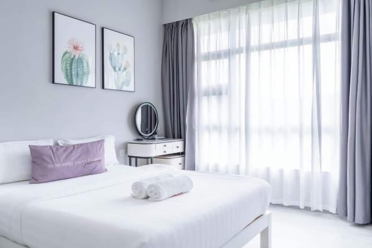 2 kamar tidur, tirai kedap cahaya, dan setrika/meja setrika