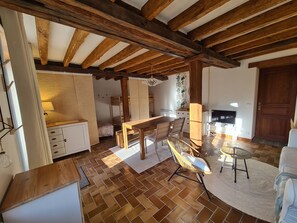 Dining - Close to Beauval Zoo and Châteaux, Gîte de la Renardière, Ideal for families (Lye)