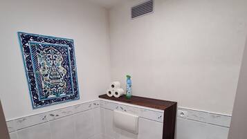 Douche, sĂšche-cheveux, serviettes fournies, savon