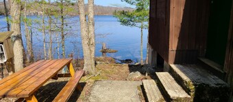Quaint, Rustic, Lakefront Cottage - The beach is at your door!