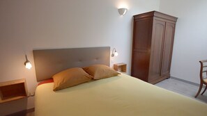 4 bedrooms, iron/ironing board, travel cot, free WiFi