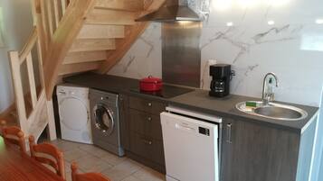 Réfrigérateur, micro-ondes, four, plaque de cuisson