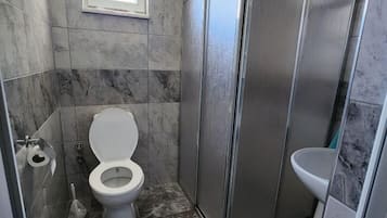 Basic Room | Bathroom | Shower, towels