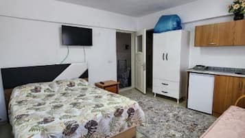 Basic Room | Individually decorated, desk, free WiFi, bed sheets