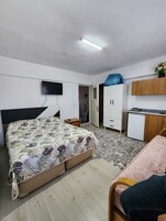 Escritorio, wifi gratis, decoración personalizada y ropa de cama