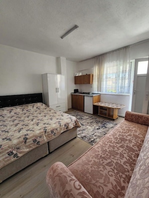 Basic-Zimmer | Individuell dekoriert, Schreibtisch, kostenloses WLAN, Bettwäsche