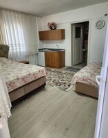 Decoración personalizada, escritorio, wifi gratis y ropa de cama