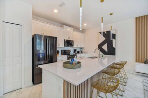 冷蔵庫、電子レンジ、コンロ、食器洗い機