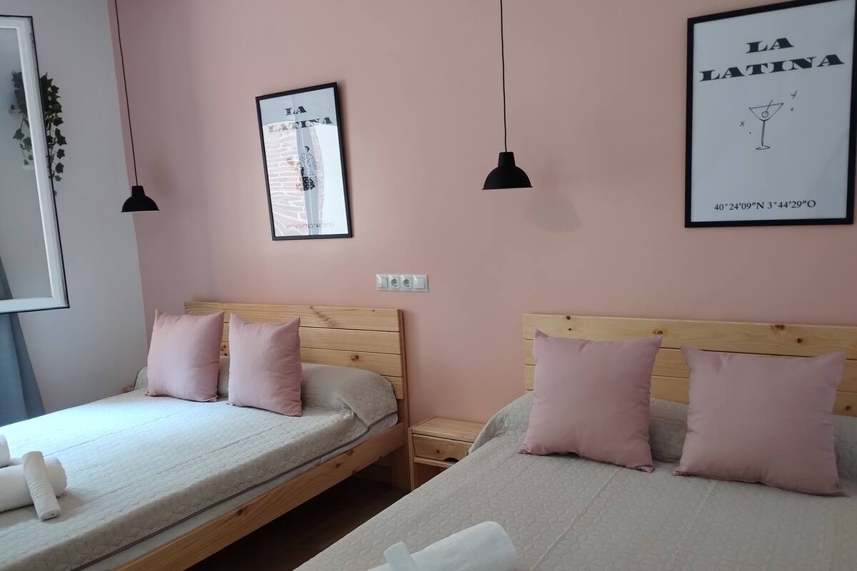 City-Vierbettzimmer, 2 Doppelbetten, eigenes Bad, Blick auf den Innenhof