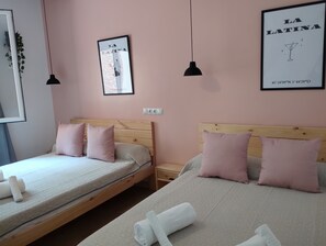 Kamar Quadruple Kota, 2 Tempat Tidur Double, kamar mandi pribadi, pemandangan halaman | Seprai premium, selimut bulu angsa, dan setrika/meja setrika