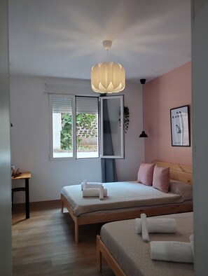 Premium bedding, down duvets, iron/ironing board, free WiFi - Opera Rooms (Madrid)