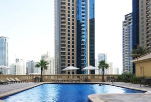 Outdoor pool, pool umbrellas, pool loungers - Spacious 2 bedroom with Amazing Marina View Rimal JBR (Dubai)
