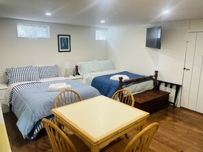 3 bedrooms, iron/ironing board, free WiFi, bed sheets - Maison Roseaux - walk to beaches! Come relax, unwind, and rejuvenate. (Wells)