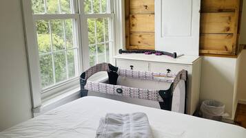 3 makuuhuonetta, silitysrauta/-lauta, ilmainen Wi-Fi, vuodevaatteet