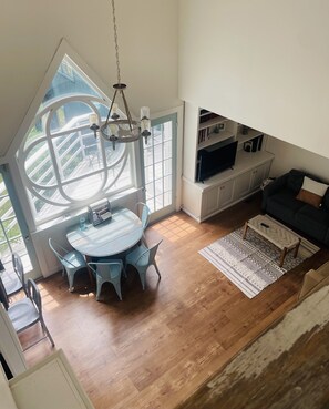 Smart TV, books - Maison Roseaux - walk to beaches! Come relax, unwind, and rejuvenate. (Wells)