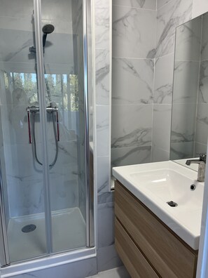 Douche, serviettes fournies, savon, papier toilette