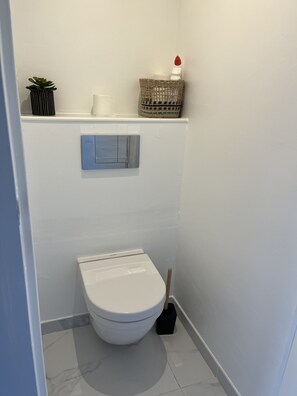 Douche, serviettes fournies, savon, papier toilette