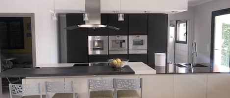 Réfrigérateur, four, plaque de cuisson, lave-vaisselle