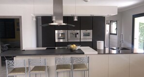 Fridge, oven, stovetop, dishwasher