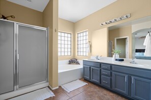 Ensemble douche/baignoire, sèche-cheveux, serviettes fournies