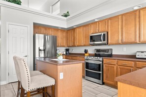 Kjøleskap, mikrobølgeovn, ovn og kokeplater