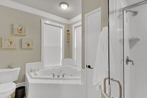 Combined shower/tub, towels - Shadowbrooke - 3 bed/2 bath - Monthly Rentals (St. Simons Island)