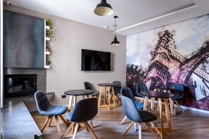 Ein modernes Interieur mit Kamin, Sitzgelegenheit und einem großen abstrakten Gemälde.