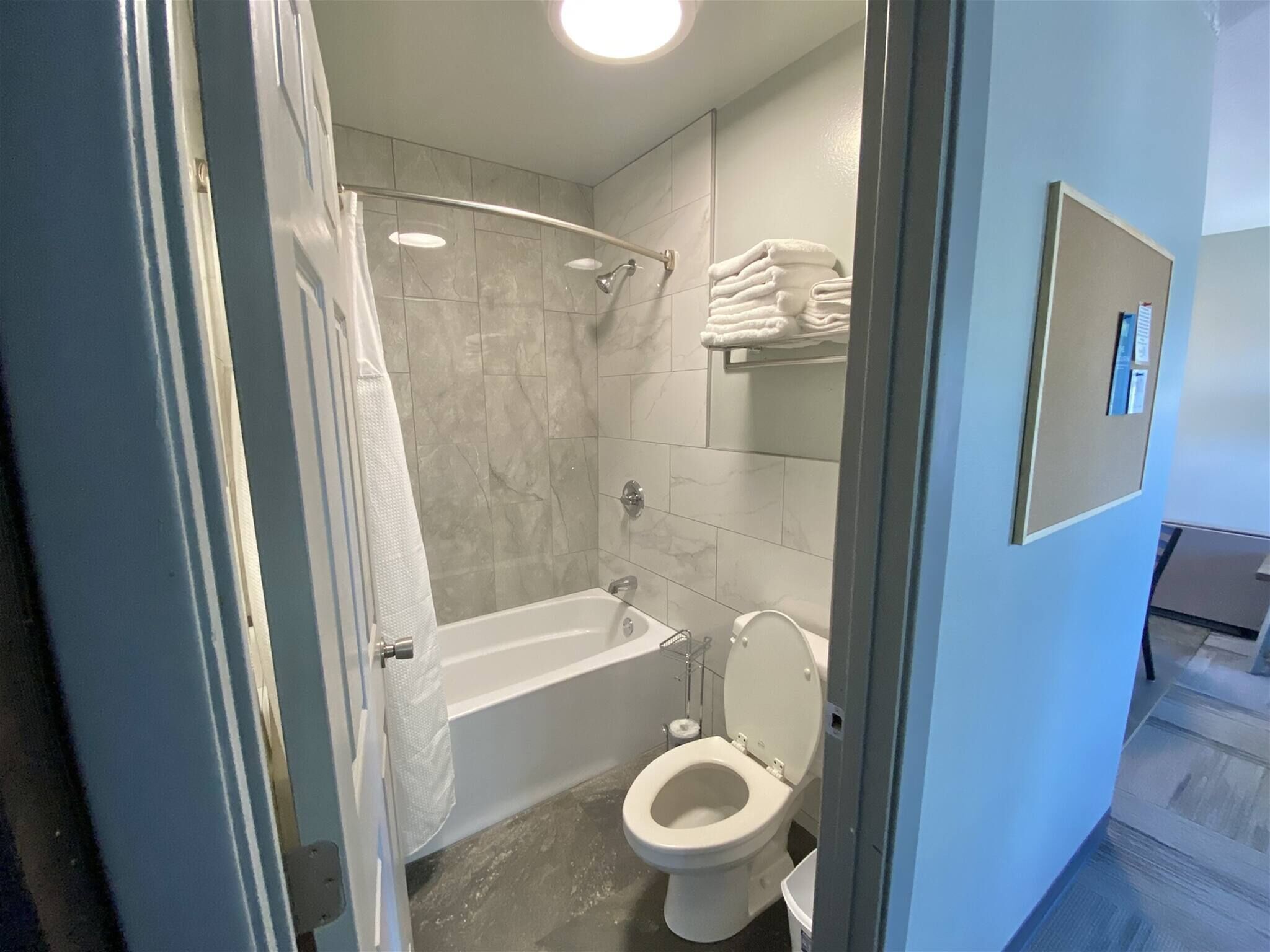 Bathtub, towels