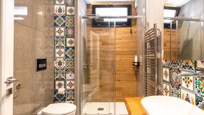 Une salle de bain moderne équipée d’une douche, de toilettes et d’un lavabo.