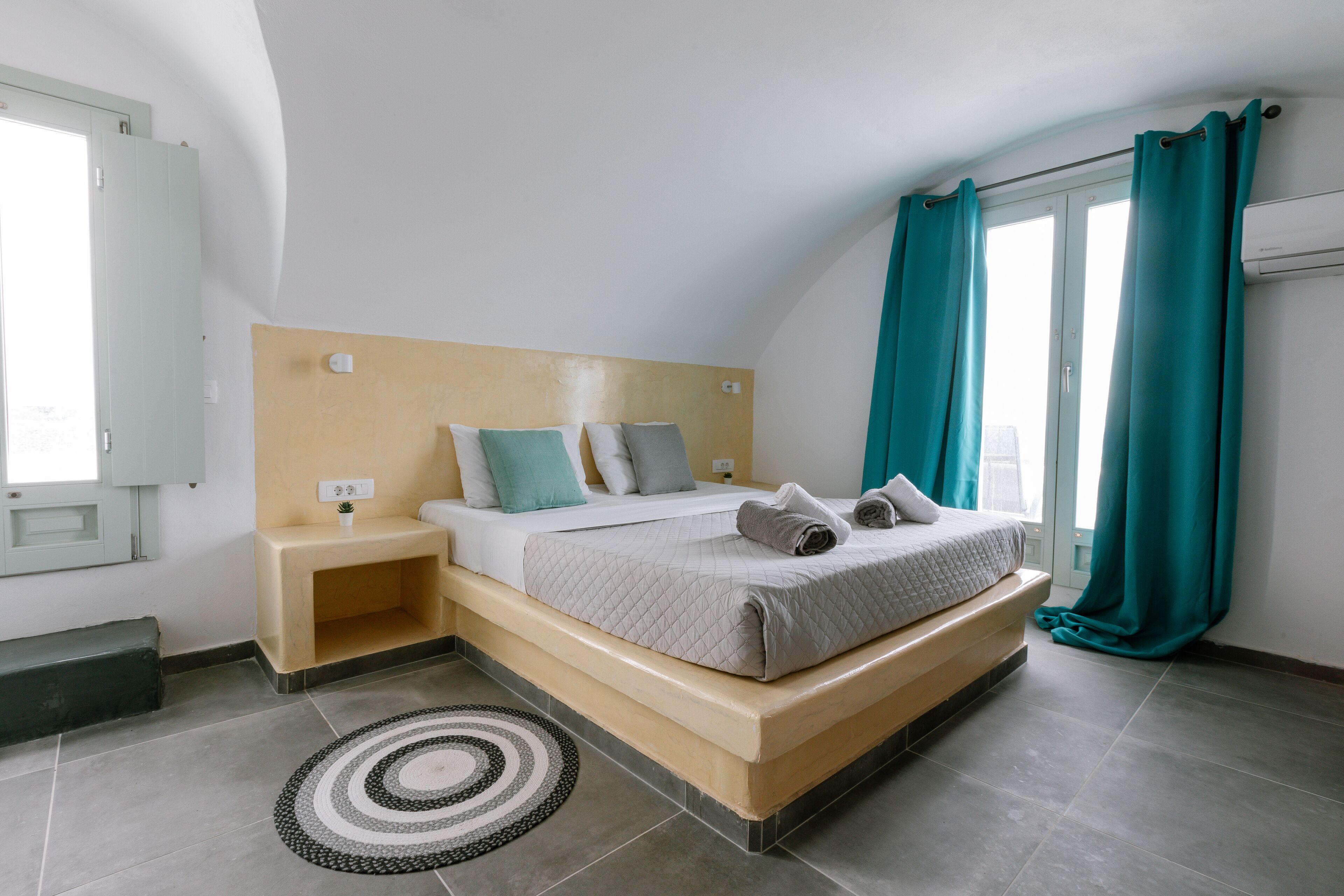 Deluxe Triple Room, Multiple Beds, Non Smoking | Hypo-allergenic bedding, laptop workspace, blackout drapes