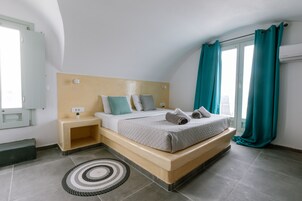 Habitación triple Deluxe, varias camas, no fumadores | Ropa de cama hipoalergénica y espacio para trabajar con un portátil