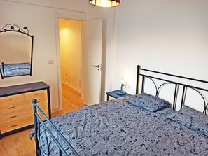 A bedroom with a bed, a nightstand, a dresser, and a mirror. - City Loft - in the heart of Santa Cruz (Santa Cruz de Tenerife)