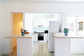 Geladeira, micro-ondas, fogão, cooktop