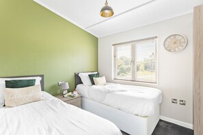 2 Schlafzimmer, Schreibtisch, Bügeleisen/Bügelbrett, Reisekinderbett