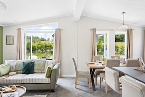 Smart TV - Rose Lodge, 21 Roadford Lake Lodges - Hot Tub - Free Parking & WiFi (Lifton)