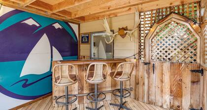 Coastal Cottage, 4 Large Decks, Close to Beach, Short or Long Stays!