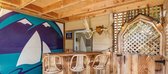 Coastal Cottage, 4 Large Decks, Close to Beach, Short or Long Stays!