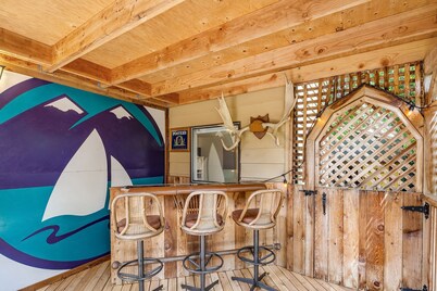 Coastal Cottage, 4 Large Decks, Close to Beach, Short or Long Stays!