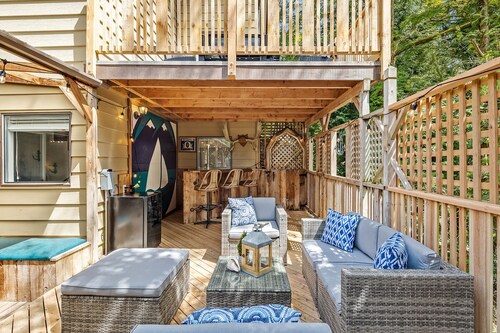 Coastal Cottage, 4 Large Decks, Close to Beach, Short or Long Stays!