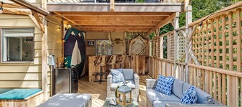 Coastal Cottage, 4 Large Decks, Close to Beach, Short or Long Stays!