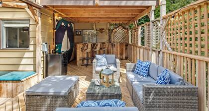 Coastal Cottage, 4 Large Decks, Close to Beach, Short or Long Stays!